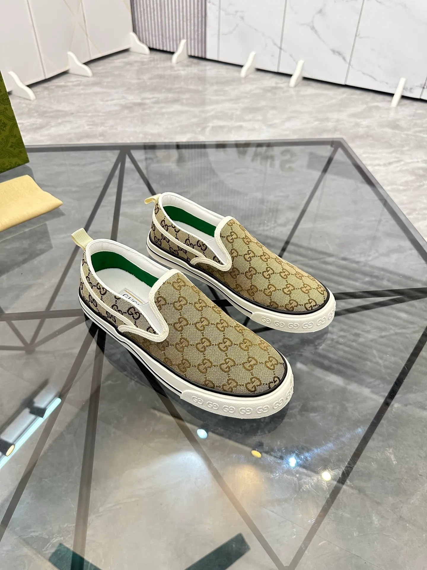 Men's shoes: 💰P360¥ Product trademark: Gucci* "Gucci*" slip-on Regular size: 38-44 (can be customized to 45.46.) Product materials: Original material from the upper counter, breathable lining, original outsole. Number: 661